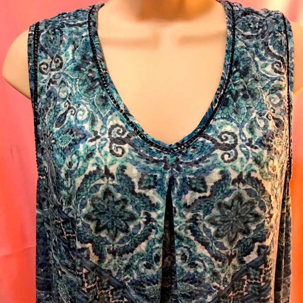 Very pretty & flattering sleeveless tunic - 22/24W